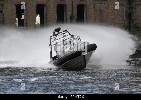 Norsafe progetto Magnum battello di emergenza veloce essendo dimostrato durante la fiera DSEI a Excel di Londra nel settembre 2015. Foto Stock