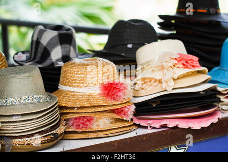 Piuttosto cappello di paglia con fiore Foto Stock