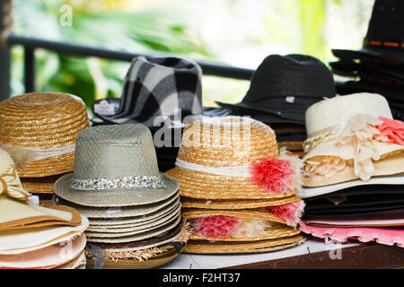 Piuttosto cappello di paglia con fiore Foto Stock