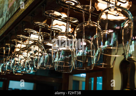 Bicchieri di vino sulla barra Foto Stock