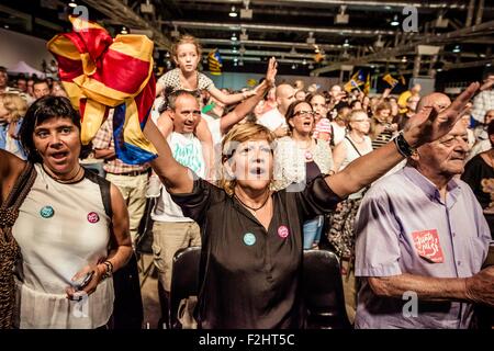 L'Hospitalet, Spagna. Settembre 19th, 2015: un sostenitore esclamazioni di slogan alla fine della campagna centrale atto del pro-indipendenza cross-partito lista elettorale 'Junts pel Si' (Insieme per il sì) in L'Hospitalet de Llobregat Credito: matthi/Alamy Live News Foto Stock