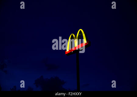 Un segno del logo al di fuori di un McDonald's ristorante fast food di notte di Round Rock, in Texas, il 11 settembre 2015. Foto Stock