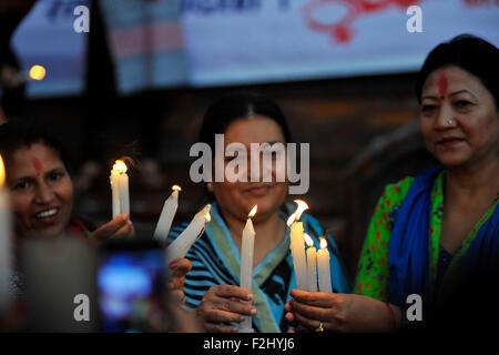 Kathmandu, Nepal. Xix Sep, 2015. Presidente di akhil Nepal Mahila Sangh, Bidhya Bhandari (C) festeggia accendendo la luce di una candela un giorno prima della nuova Costituzione nazionale annuncio organizzato da varie attività parti. Il Nepal offre un lume di candela il giorno prima che la nuova costituzione nazionale annuncio. Credito: Narayan Maharjan/Pacific Press/Alamy Live News Foto Stock