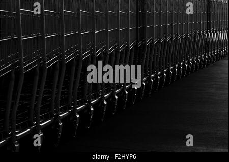 Righe di carrelli di shopping al di fuori di memorizzare configurazioni di metallo Foto Stock