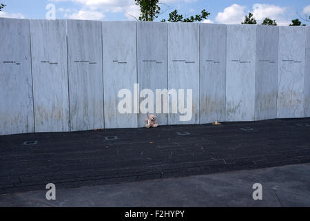 Orsacchiotto di peluche nella parte anteriore del volo 93 Memorial in Shankstown, Pennsylvania Foto Stock