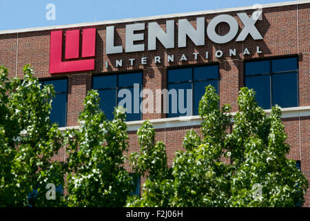 Un logo segno al di fuori della sede di Lennox International Inc., di Richardson, Texas, il 12 settembre 2015. Foto Stock