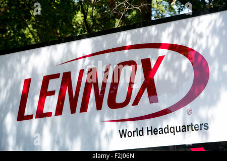 Un logo segno al di fuori della sede di Lennox International Inc., di Richardson, Texas, il 12 settembre 2015. Foto Stock