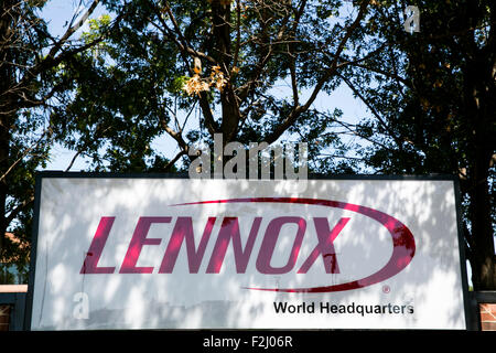 Un logo segno al di fuori della sede di Lennox International Inc., di Richardson, Texas, il 12 settembre 2015. Foto Stock