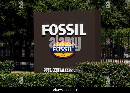 Un logo segno al di fuori della sede centrale del gruppo di fossili, Inc., di Richardson, Texas, il 12 settembre 2015. Foto Stock