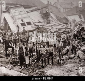 Pulizia dopo il diluvio Johnstown, 1889 Foto Stock