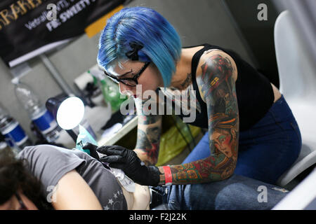 Torino, Italia. Xix Sep, 2015. Una ragazza di mostrare il suo tatuaggio sul suo retro. Si torna al Palavela il sesto italiano artisti del tatuaggio, il festival di arte del tatuaggio e saranno ospitati da 250 artisti del tatuaggio e tattooers. © Elena Aquila/Pacific Press/Alamy Live News Foto Stock