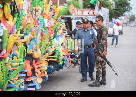 I preparativi per la parata di flottazione del XVII Gensan Sagra del Tonno in General Santos City nelle Filippine Foto Stock