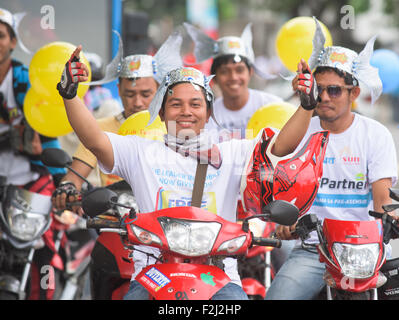 I partecipanti della parata di flottazione del XVII Gensan Sagra del Tonno in General Santos City sulle Filippine Foto Stock