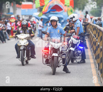 La polizia sta preparando per accompagnare la parata di flottazione del XVII Gensan Sagra del Tonno Foto Stock