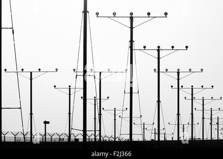 Luci di atterraggio durante il tramonto all'Aeroporto Internazionale di Los Angeles in Los Angeles, California, Stati Uniti d'America Foto Stock