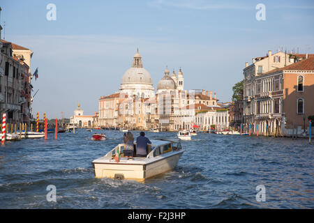 Qualche barca taxi in Canal Grande a Venezia, Italia Foto Stock