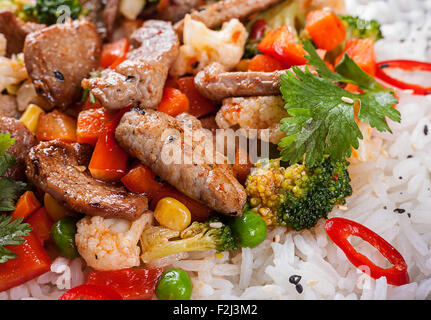 Riso bianco con carne di vitello fetta di carne e verdure Foto Stock