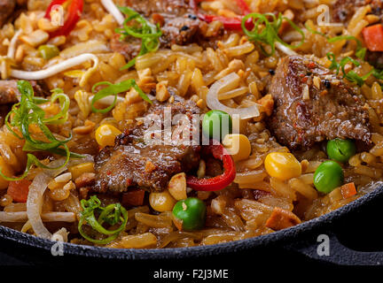 Riso e carne di vitello fetta di carne con verdure Foto Stock