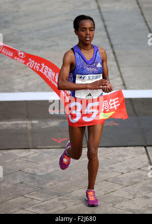 Pechino, Cina. Xx Settembre, 2015. Betelhem Cherenet dell Etiopia termina durante il femminile alla maratona di Pechino Maratona internazionale di Pechino, Cina, Sett. 20, 2015. Cherenet rivendicato il titolo con 2 ore 27 minuti e 31 secondi. Credito: Li Ming/Xinhua/Alamy Live News Foto Stock