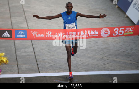 Pechino, Cina. Xx Settembre, 2015. Mariko Kipchumba del Kenya si esaurisce durante l'uomini maratona di Pechino Maratona internazionale di Pechino, Cina, Sett. 20, 2015. Mariko Kipchumba rivendicato il titolo con 2 ore 11 minuti. Credito: Li Ming/Xinhua/Alamy Live News Foto Stock