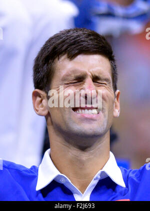 Pechino, USA. Xiii Sep, 2015. Novak Djokovic celebra la sua vittoria su Roger Federer durante i loro uomini singoli finale al 2015 US Open di New York, gli Stati Uniti e il 7 settembre 13, 2015. Djokovic rivendicato il titolo dell'evento dopo aver battuto Federer 3-1. © Yin Bogu/Xinhua/Alamy Live News Foto Stock