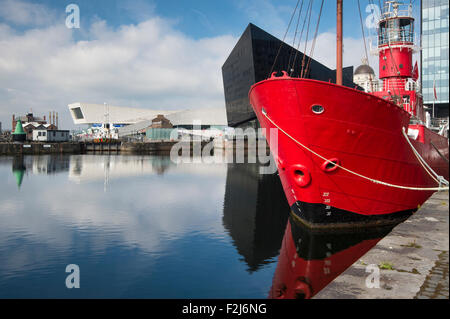 Il Museo di Liverpool e l'isola di Mann, il Mersey Bar Lightship & Waterfront edifici, Canning Dock, Liverpool, Merseyside Foto Stock