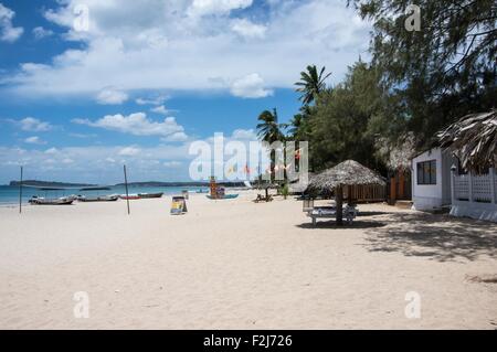 Spiaggia con sabbia bianca in Sri Lanka. Foto Stock