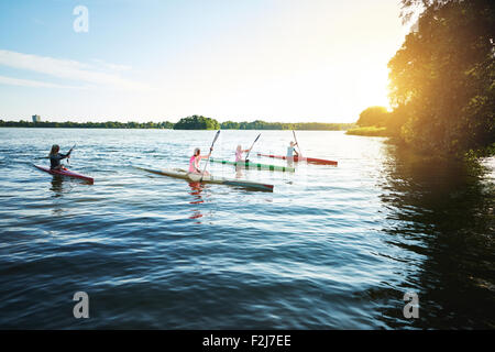 Equipe di Sports Kayak racing sul lago Foto Stock