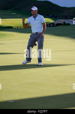 Lake Forest. Xx Settembre, 2015. Jason giorno di Australia celebra dopo aver segnato un birdie durante il terzo giorno di PGA Golf BMW nel campionato a Conway Farms Golf Club a Lake Forest, Illinois, Stati Uniti d'America il Sep 19, 2015. Credito: Shen Ting/Xinhua/Alamy Live News Foto Stock