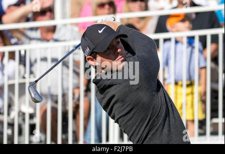 Lake Forest. Xx Settembre, 2015. Rory McIlroy dell Irlanda del Nord tees off dal XVII tee durante il terzo giorno di PGA Golf BMW nel campionato a Conway Farms Golf Club a Lake Forest, Illinois, Stati Uniti d'America il Sep 19, 2015. Credito: Shen Ting/Xinhua/Alamy Live News Foto Stock