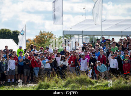 Lake Forest. Xx Settembre, 2015. Rickie Fowler del Stati Uniti colpi dal rough sul diciottesimo foro fairway durante il terzo giorno di PGA Golf BMW nel campionato a Conway Farms Golf Club a Lake Forest, Illinois, Stati Uniti d'America il Sep 19, 2015. Credito: Shen Ting/Xinhua/Alamy Live News Foto Stock