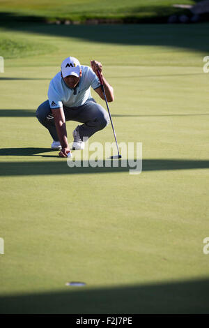 Lake Forest. Xx Settembre, 2015. Jason giorno di Australia linee fino la sua messa in xviii verde durante il terzo giorno di PGA Golf BMW nel campionato a Conway Farms Golf Club a Lake Forest, Illinois, Stati Uniti d'America il Sep 19, 2015. Credito: Shen Ting/Xinhua/Alamy Live News Foto Stock