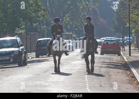 Wimbledon Londra,UK. Xx Settembre 2015. Cavalieri su una soleggiata giornata autunnale a Wimbledon Credito: amer ghazzal/Alamy Live News Foto Stock