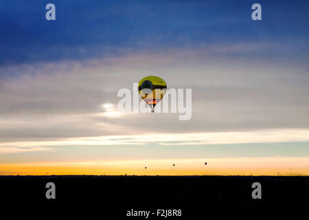 Ferrara, Italia - 19 Settembre 2015: Molti mongolfiere durante il volo all'alba a 'Ferrara Balloons Festival 2015" Foto Stock