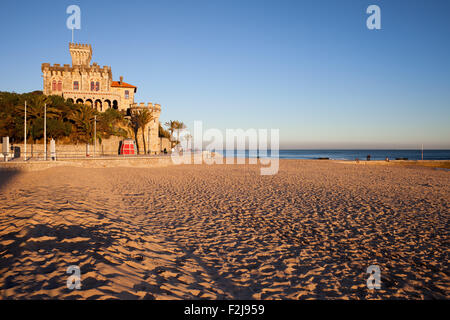 Tramonto a sabbiosa spiaggia di Tamariz dall Oceano Atlantico nella località di Estoril, comune di Cascais, Portogallo. Foto Stock