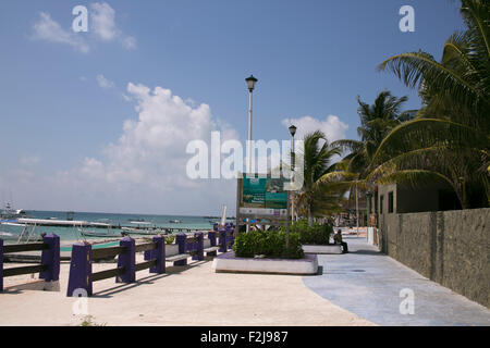 Il marciapiede lungo la spiaggia di Puerto Morelos, Messico. Foto Stock