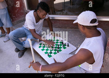 Giocare a scacchi sul marciapiede in Avana, Cuba. Foto Stock