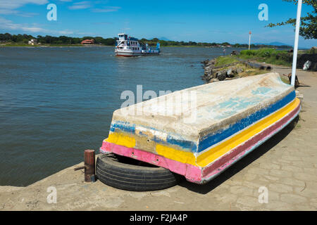 Un piccolo traghetto passeggeri passa il frangiflutti nella porta di Rivas sulle rive del lago di Nicaragua. Traghetti giornalieri di Ometepe Foto Stock