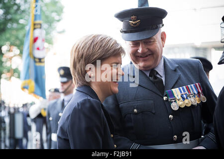 Londra, Regno Unito. Xx Settembre, 2015. Primo ministro di Scozia Nicola Storione assiste Battaglia di Bretagna Servizio di Ringraziamento nella chiesa Casa, Westminster Credito: Guy Corbishley/Alamy Live News Foto Stock