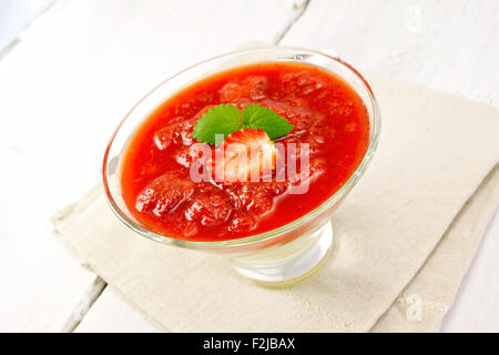 Il dessert fragola-vaniglia nel bicchiere a bordo Foto Stock