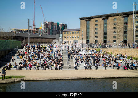 Nuovi passi verso il basso per il Regent's Canal di fronte al granaio ristrutturato Square vicino a King's Cross a Londra Foto Stock