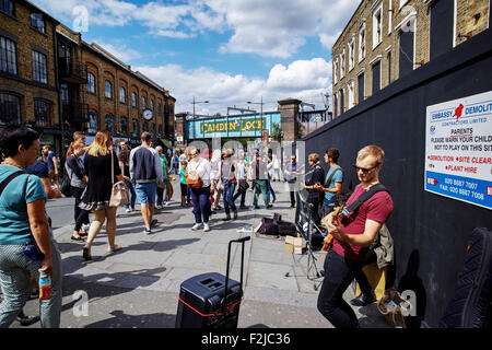 Street band suona su Hampstead Road vicino a Camden Town Londra Inghilterra accanto alla famosa Camden Lock market popolare con i turisti Foto Stock