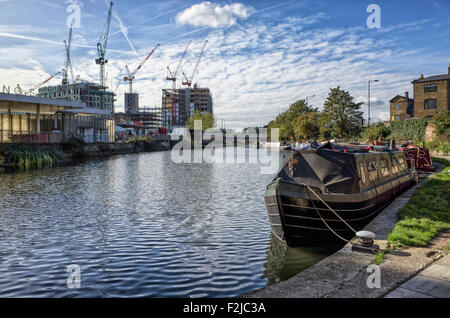 Regent's Canal tra King's Cross e Islington che mostra la riconversione in corso nel settore. Foto Stock