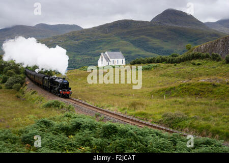 Il vapore Giacobita di treno che viaggia da Fort William a Mallaig nel west Highlands della Scozia nel Regno Unito