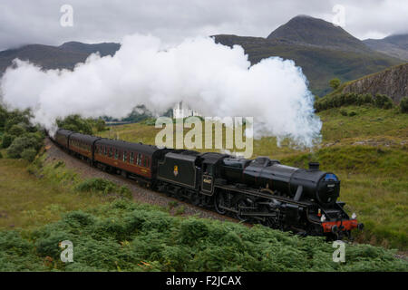 Il vapore Giacobita di treno che viaggia da Fort William a Mallaig nel west Highlands della Scozia nel Regno Unito Foto Stock