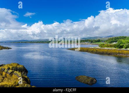 Una vista da ovest lungo il fiume Roughty da Kenmare Bridge County Kerry Irlanda Foto Stock