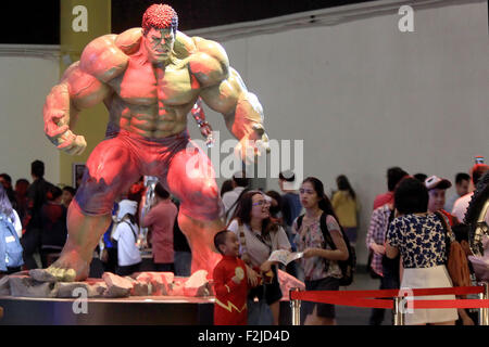 Pasay City, Filippine. Xx Settembre, 2015. Persone pongono di fronte a un personaggio del film dei vendicatori durante il 2015 Asia fumetto Pop Convenzione (APCC) in Pasay City, Filippine, Sett. 20, 2015. Il APCC dispone di personaggi famosi da vari giocattoli, giochi, supereroi, animazioni e filmati con i concorsi per i migliori costumi per pop gli amanti della cultura. © Rouelle Umali/Xinhua/Alamy Live News Foto Stock