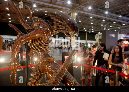 Pasay City, Filippine. Xx Settembre, 2015. La gente guarda una statua di un personaggio del film straniero durante il 2015 Asia fumetto Pop Convenzione (APCC) in Pasay City, Filippine, Sett. 20, 2015. Il APCC dispone di personaggi famosi da vari giocattoli, giochi, supereroi, animazioni e filmati con i concorsi per i migliori costumi per pop gli amanti della cultura. © Rouelle Umali/Xinhua/Alamy Live News Foto Stock