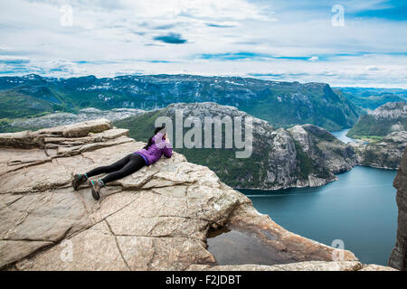 Donna che guarda il paesaggio da una altezza. La bellissima natura della Norvegia Prekestolen o Prekestolen. Foto Stock