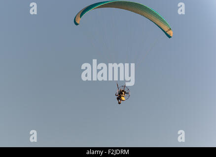 Powered parachute in volo. Una possibilità per chiunque di sperimentare il volo a basso costo. Foto Stock